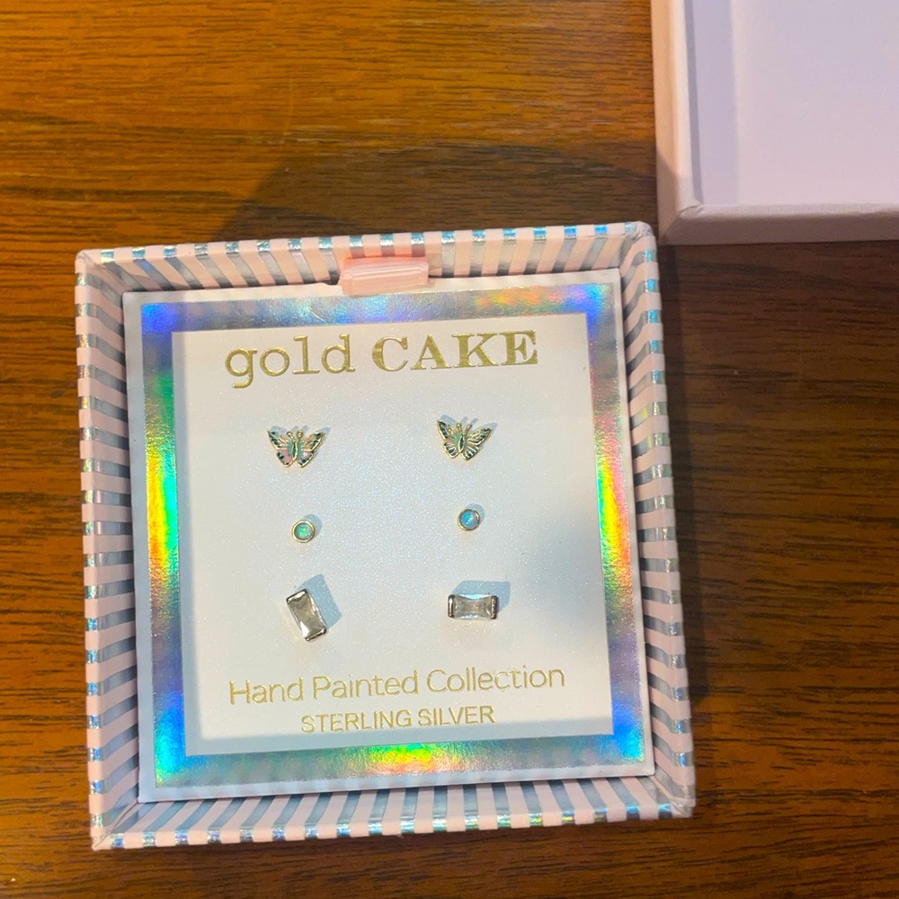 pack of stud earrings